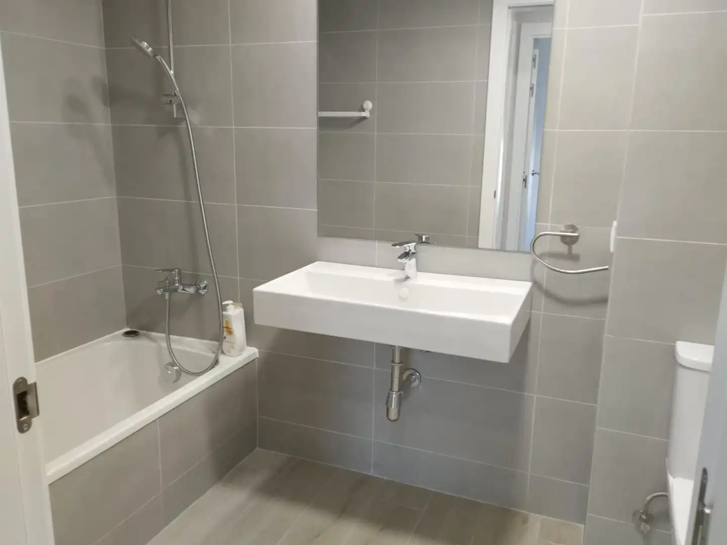 Baño de Piso en venta en Ciudad de la Comunicación - Arco Ladrillo