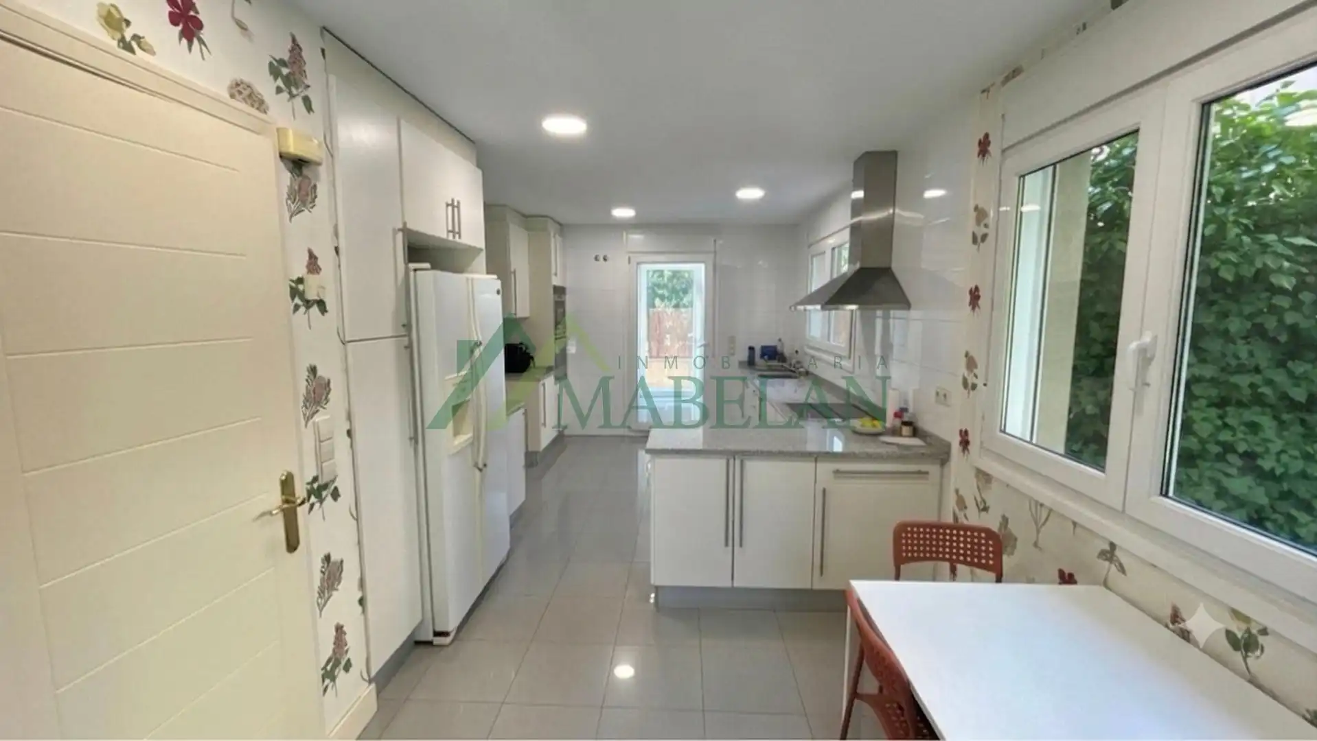 Küche von Einfamilien-Reihenhaus zur Miete in Madrid mit Klimaanlage, Privatgarten und Terrasse