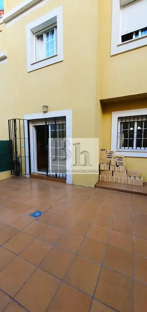 Vista exterior de Casa adosada en venta en Alhaurín de la Torre con Aire acondicionado, Calefacción y Jardín privado