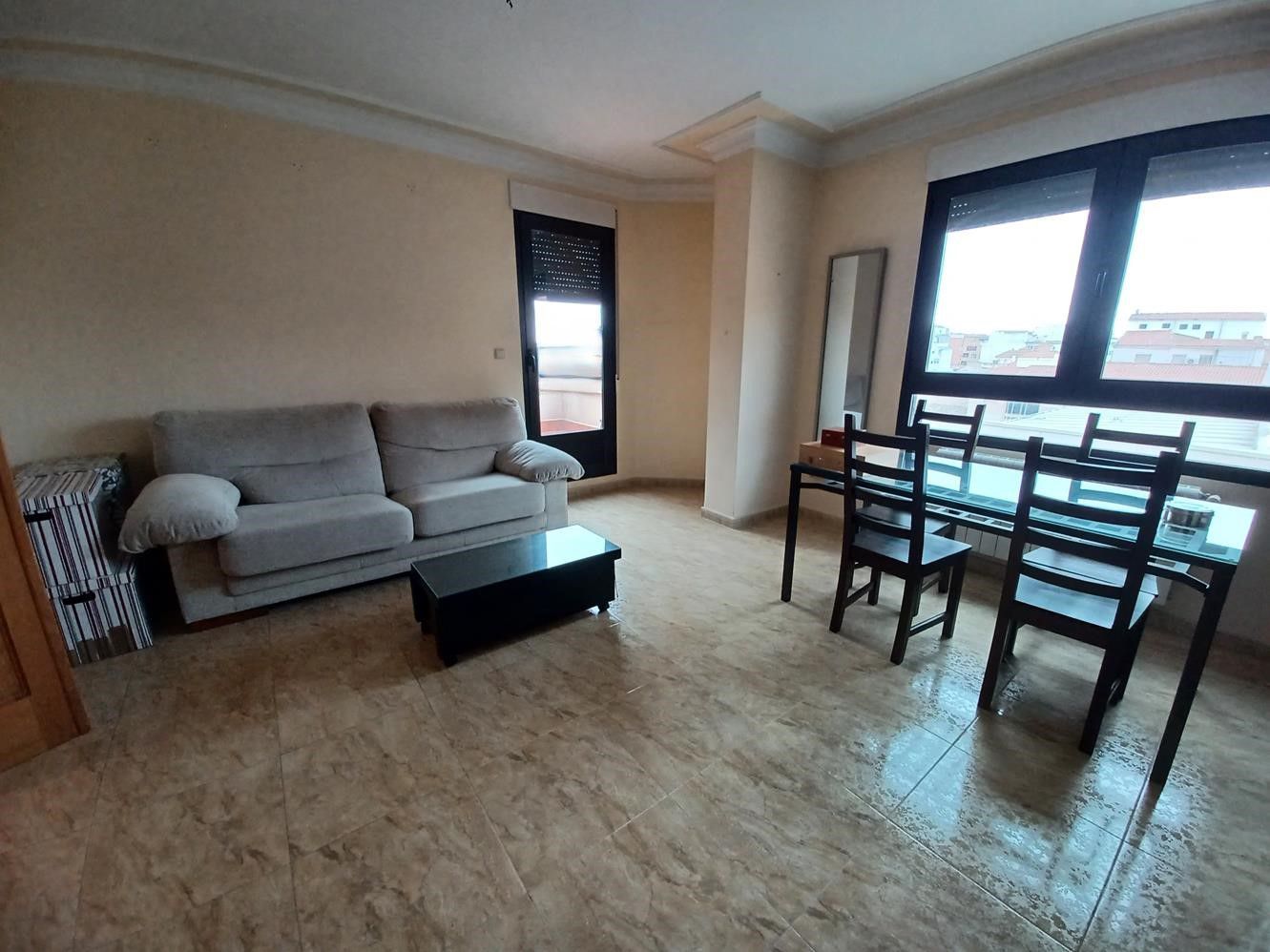 Sala de estar de Piso en venta en La Roda con Calefacción, Terraza y Trastero