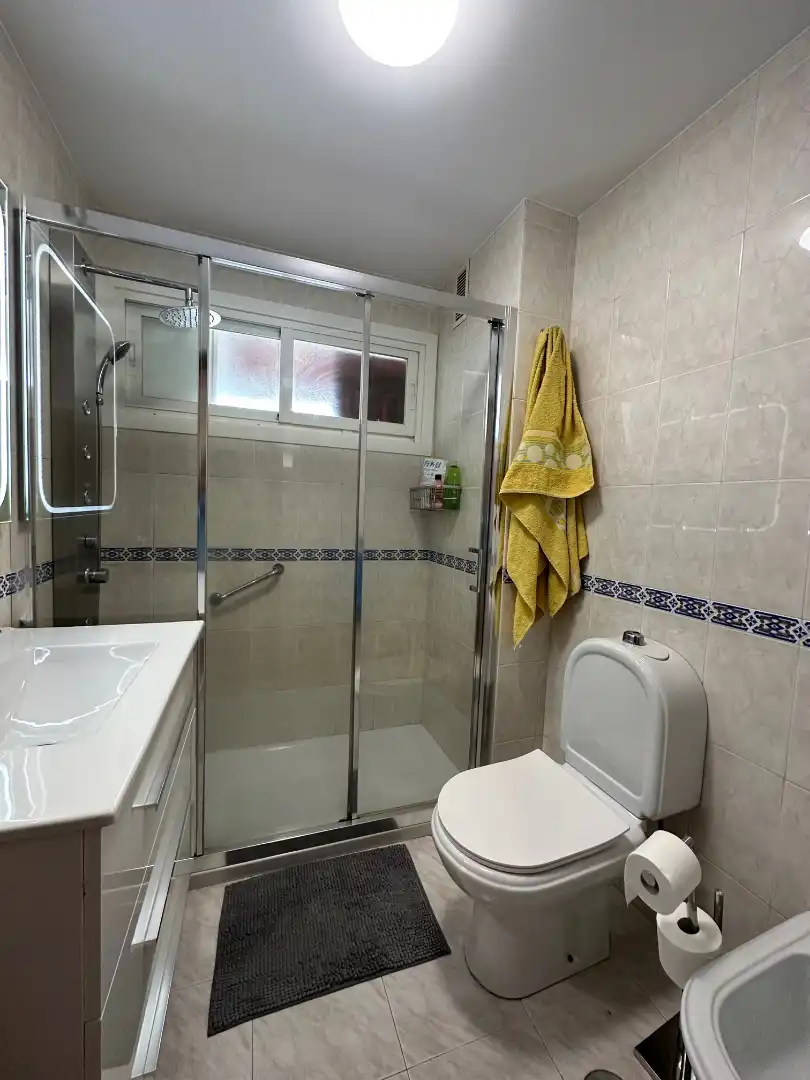 Bathroom of Flat for rent in Santiago de Compostela   with Heating, Parquet flooring and Furnished