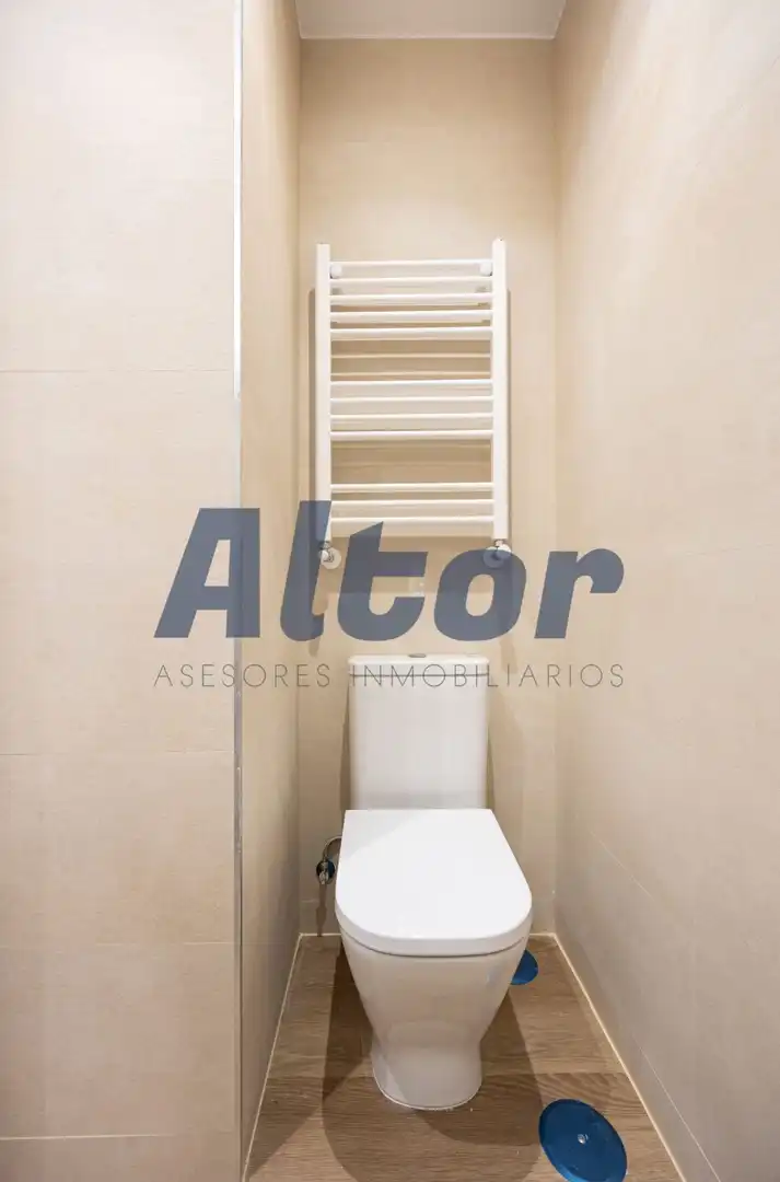 Bathroom of Flat for sale in Madrid  with Air Conditioner and Heating