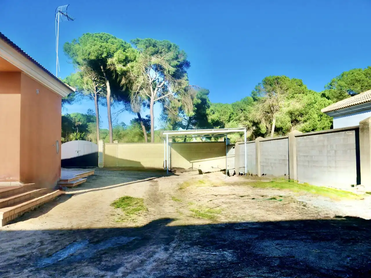 Aparcament de Casa o xalet en venda en Hinojos amb Jardí privat i Moblat