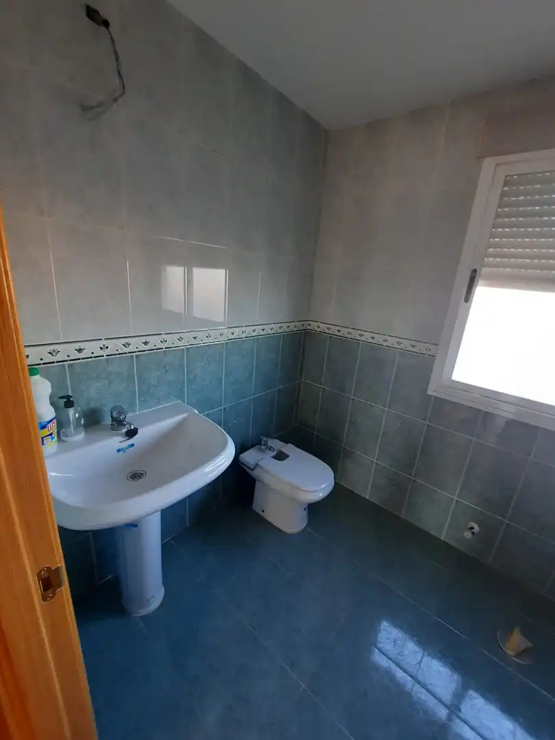 Badezimmer von Einfamilien-Reihenhaus zum Verkauf in Lillo mit Heizung und Möbliert