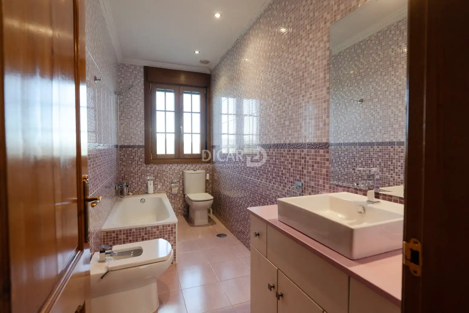 Bany de Casa o xalet en venda en Oviedo  amb Calefacció, Jardí privat i Parquet