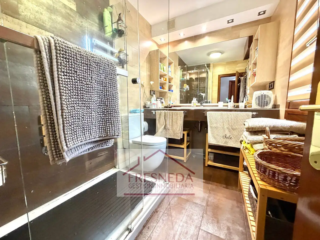 Badezimmer von Einfamilien-Reihenhaus zum Verkauf in Siero mit Heizung, Privatgarten und Parkett
