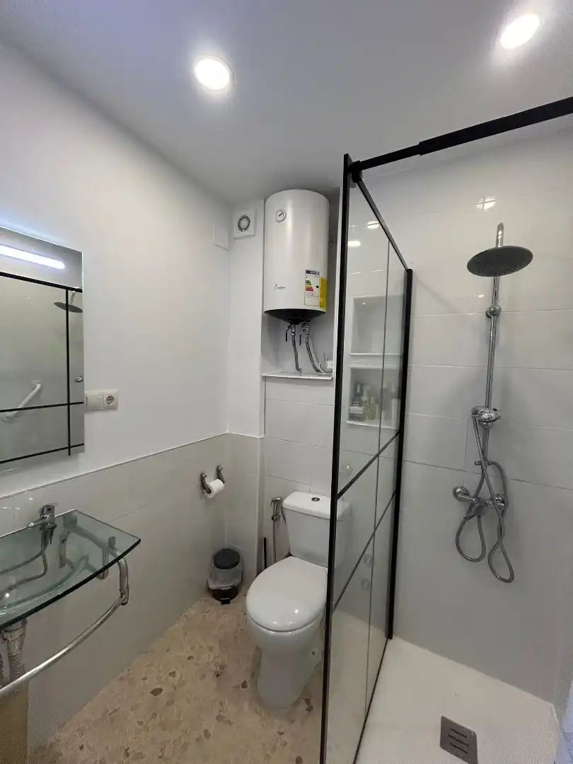 Bathroom of Flat for sale in Sevilla  with Air Conditioner and Terrace