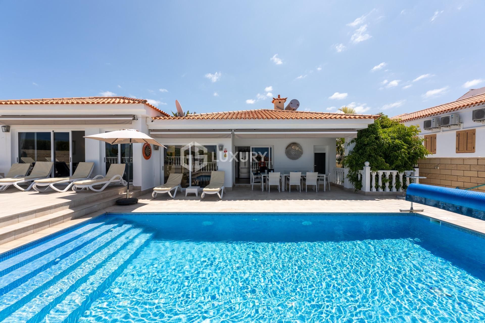 Vista exterior de Casa o xalet en venda en Santiago del Teide amb Aire condicionat, Jardí privat i Terrassa