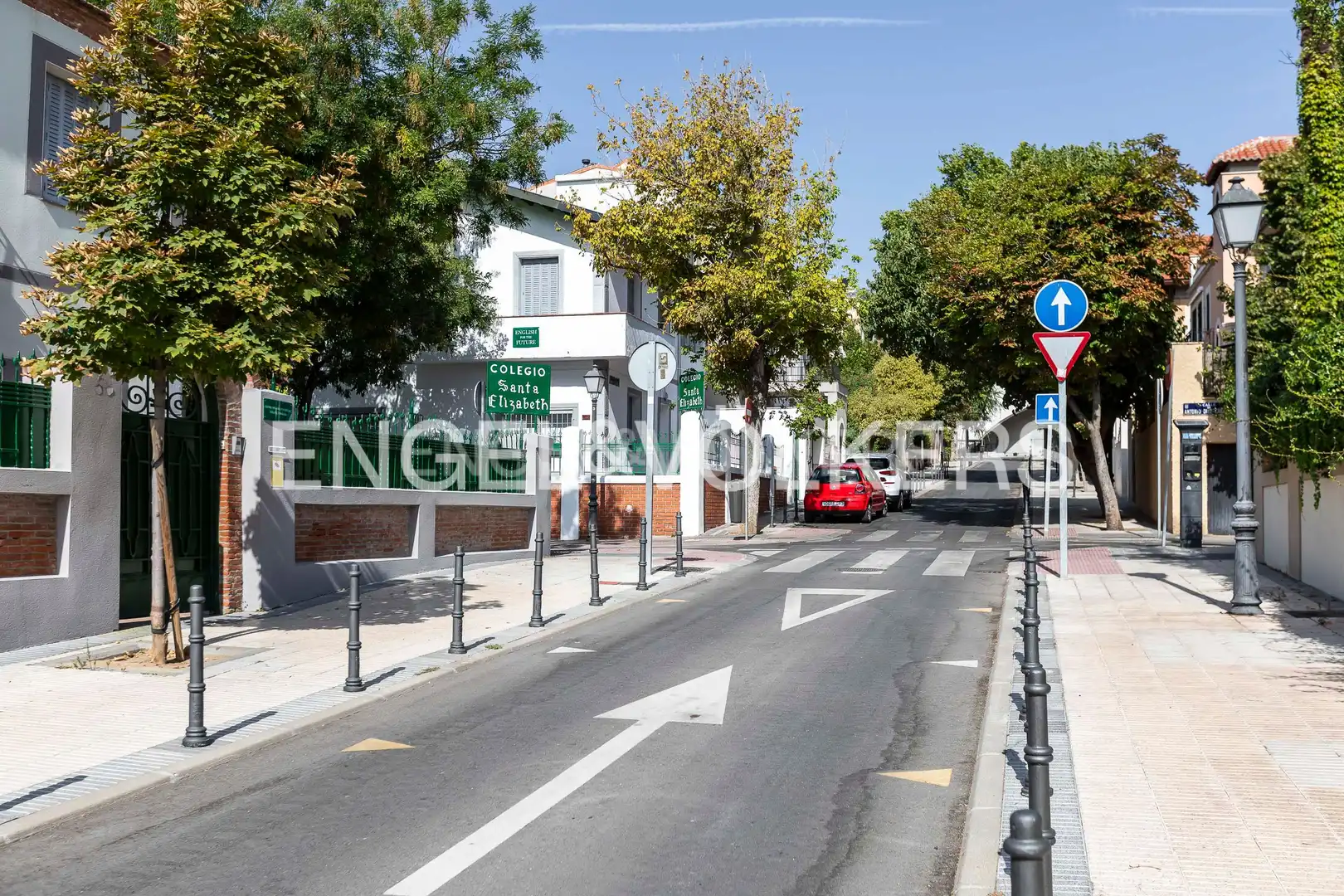 Vista exterior de Casa o xalet en venda en Madrid amb Calefacció, Jardí privat i Balcó