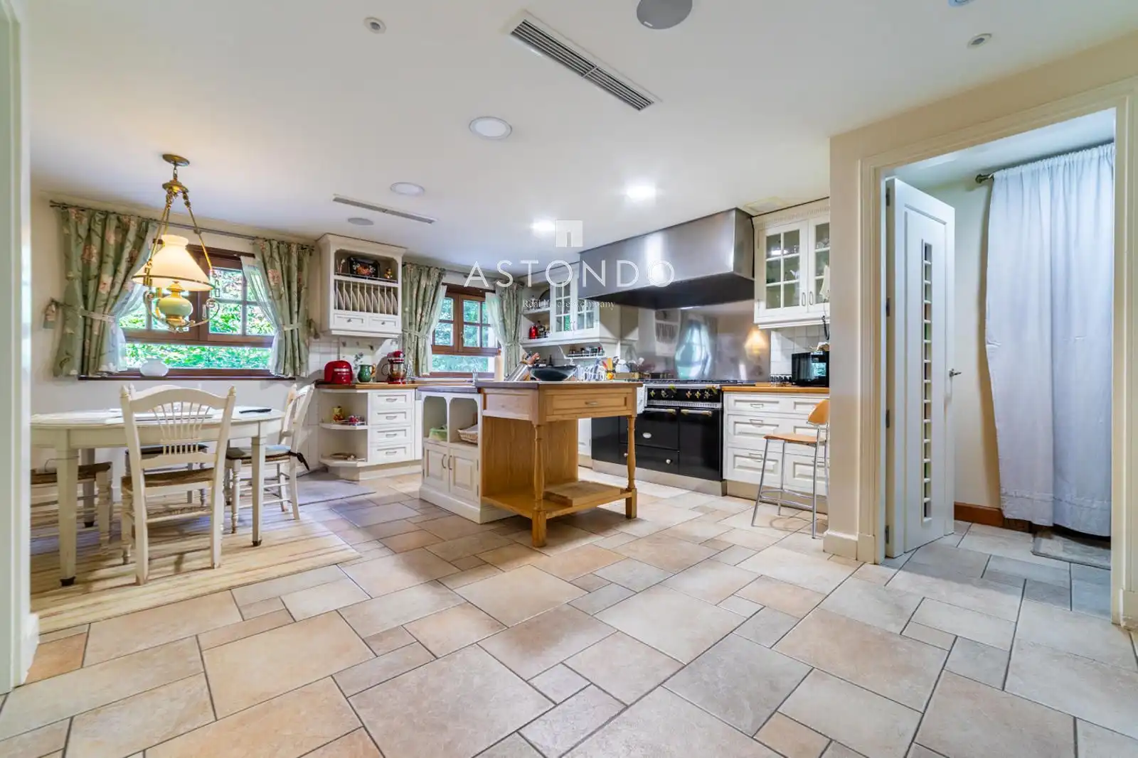 Cocina de Casa o chalet en venta en Madrid con Aire acondicionado, Calefacción y Terraza
