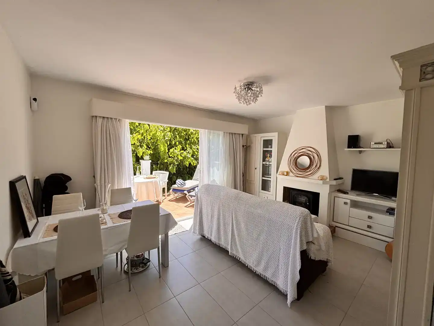 Comedor de Apartamento para compartir en Estepona con Aire acondicionado, Trastero y Piscina