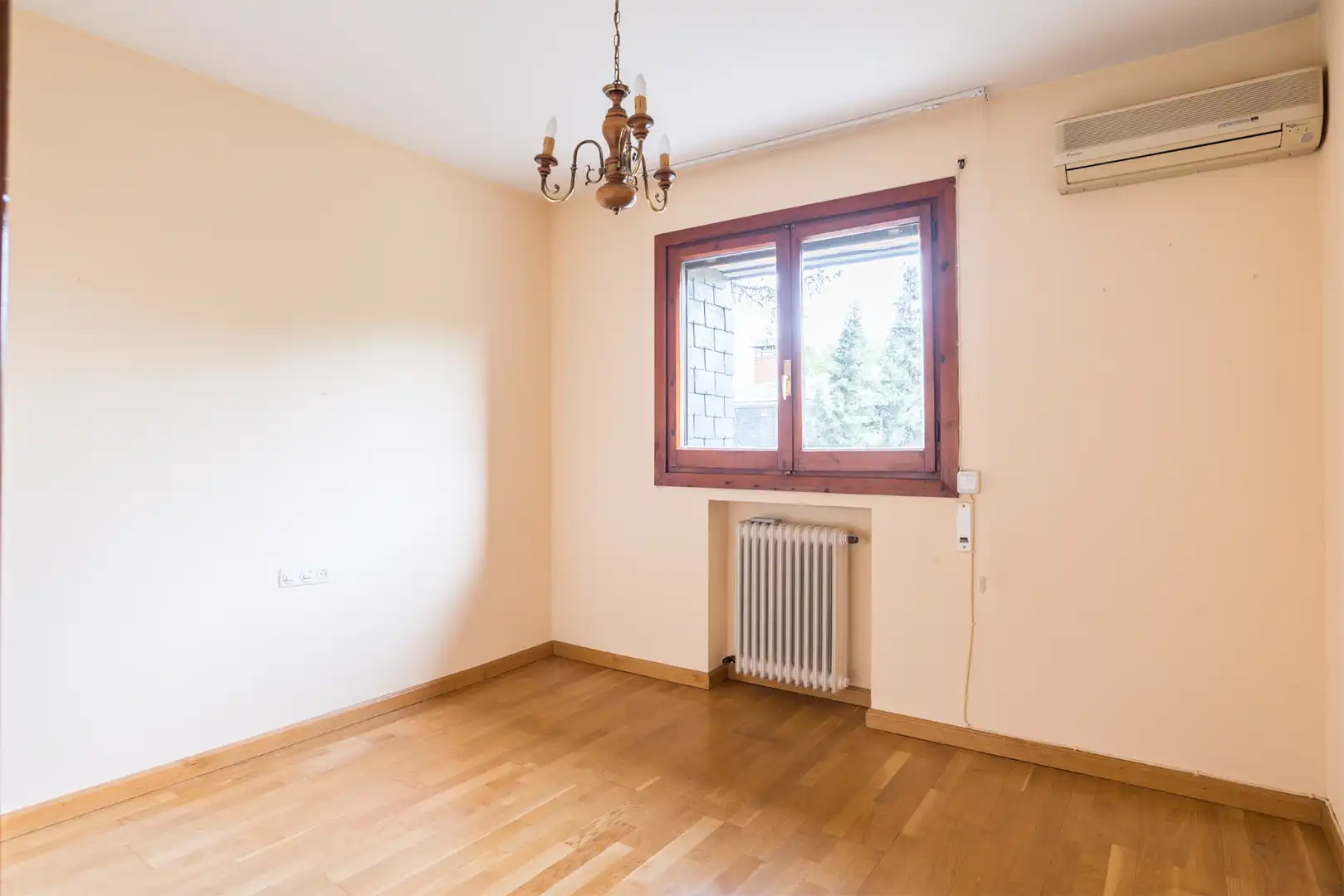 Bedroom of Houses for sale in Pozuelo de Alarcón  with Air Conditioner, Heating and Private garden