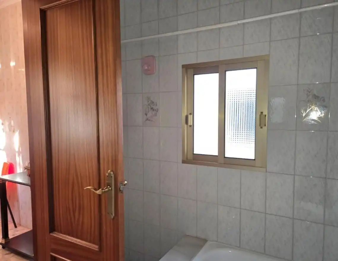Bany de Casa adosada en venda en Mairena del Aljarafe amb Aire condicionat, Terrassa i Moblat