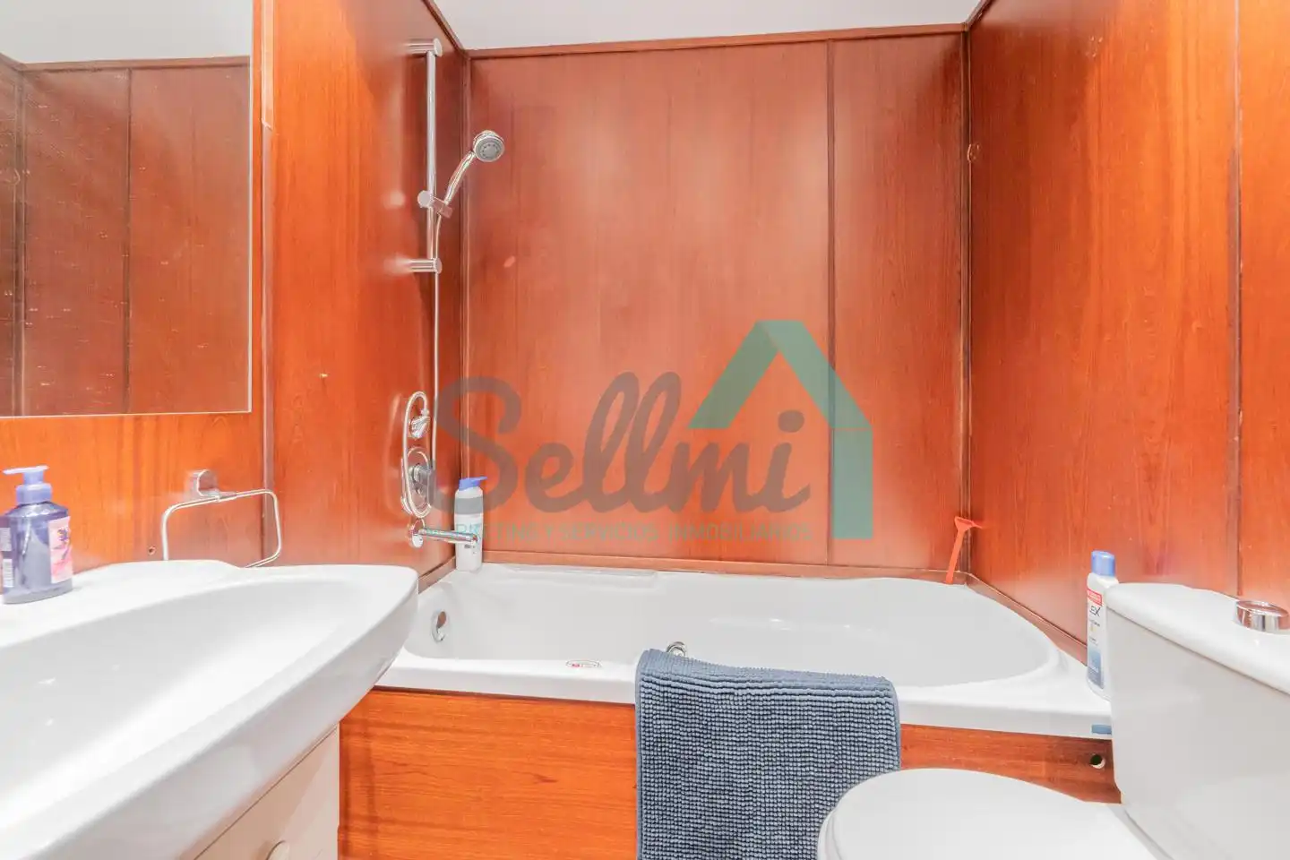 Badezimmer von Wohnung zur Miete in Oviedo  mit Heizung, Parkett und Terrasse