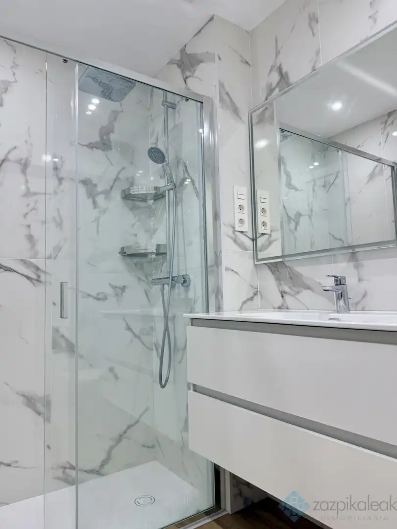 Bathroom of Flat for rent in Bilbao   with Heating and Furnished