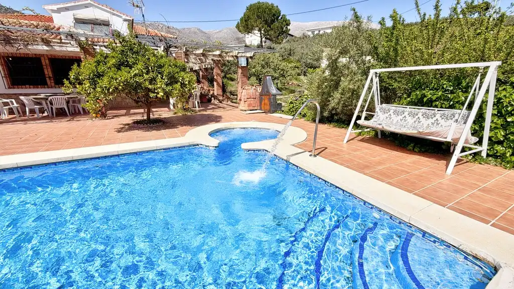 Piscina de Finca rústica en venta en Periana con Aire acondicionado, Jardín privado y Terraza