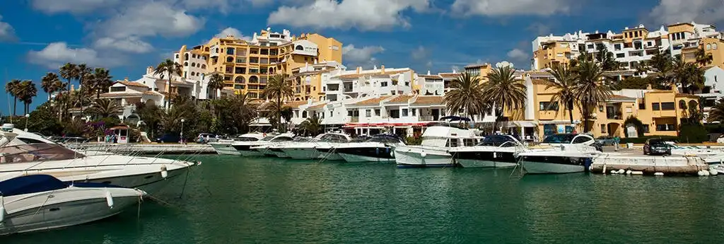 Vista exterior de Apartamento de alquiler en Marbella con Piscina y Piscina comunitaria