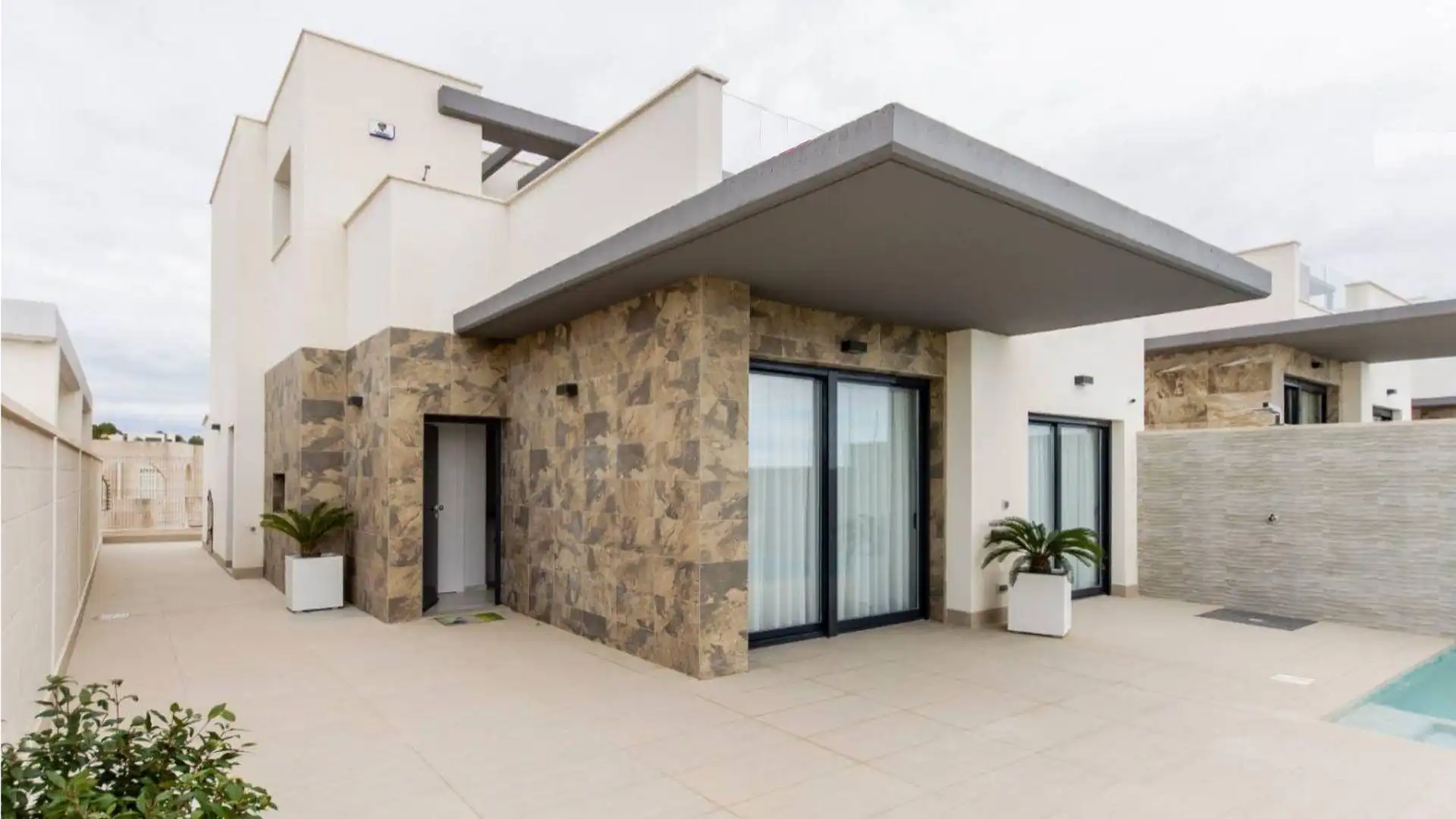 Vista exterior de Casa o chalet en venta en San Miguel de Salinas con Calefacción, Terraza y Piscina