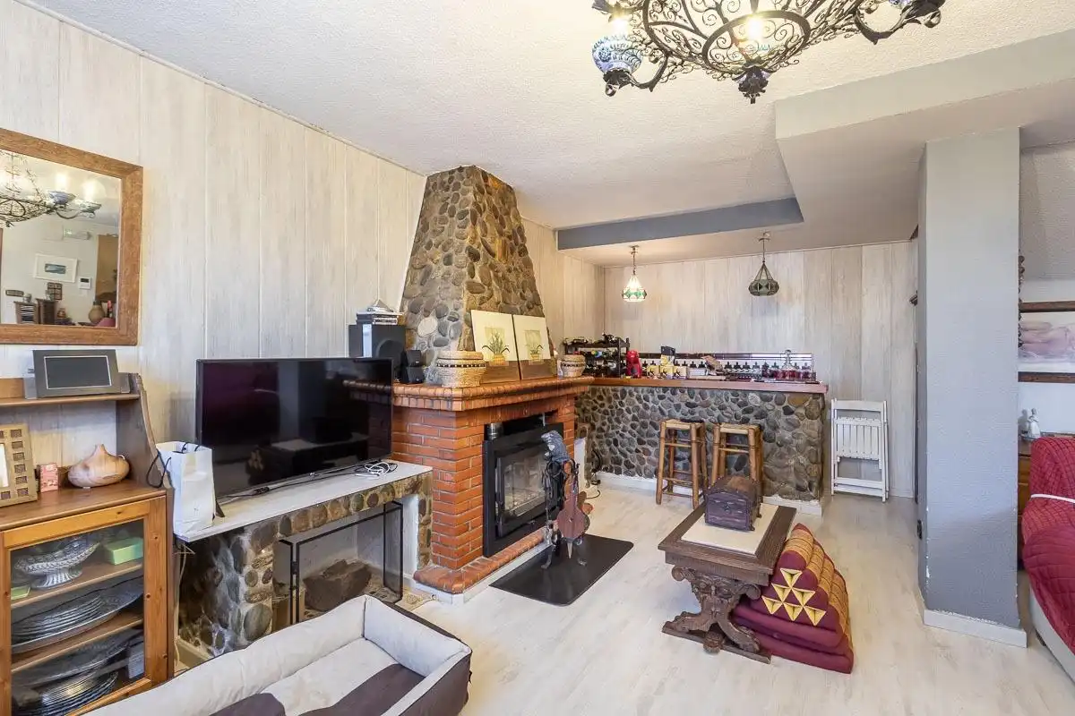 Sala d'estar de Casa o xalet en venda en Pinos Genil amb Aire condicionat, Jardí privat i Terrassa