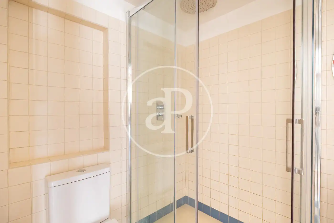 Baño de Piso en venta en Barcelona con Calefacción y Balcón