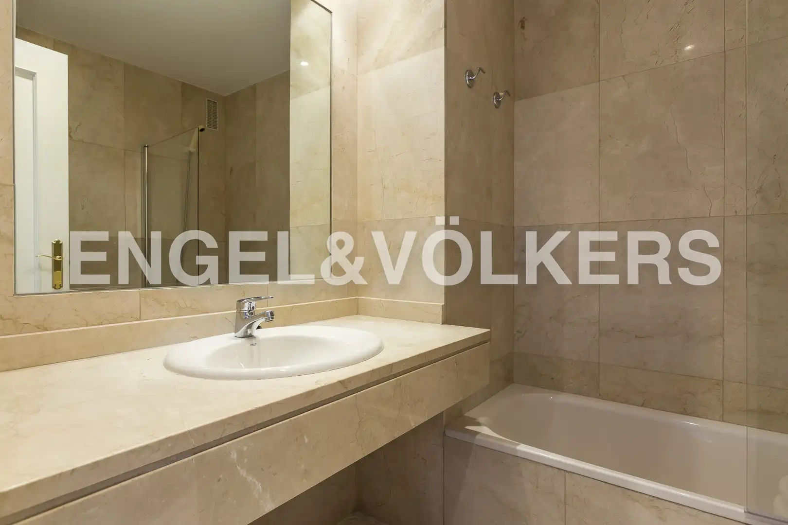 Bathroom of Flat for rent in Madrid  with Air Conditioner, Heating and Parquet flooring