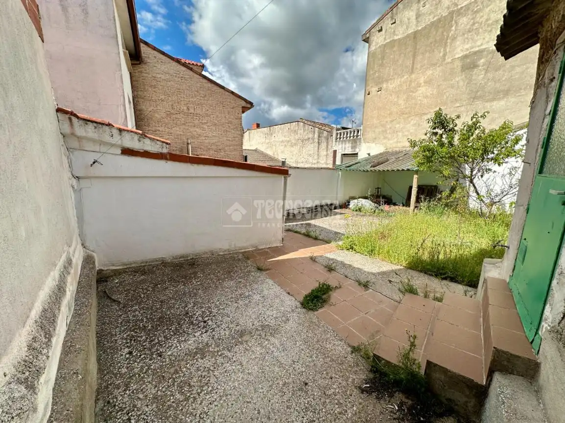 Casa adosada en venda en Los Santos de la Humosa amb Calefacció