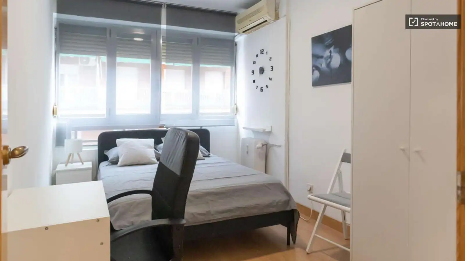 Bedroom of Flat for share in  Madrid Capital  with Air Conditioner, Heating and Terrace