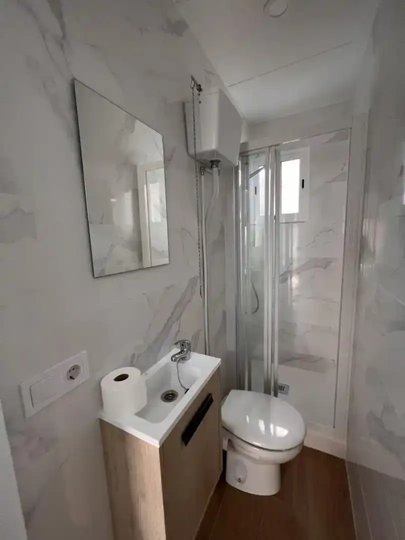 Bathroom of Flat for share in Mislata  with Parquet flooring, Furnished and Oven