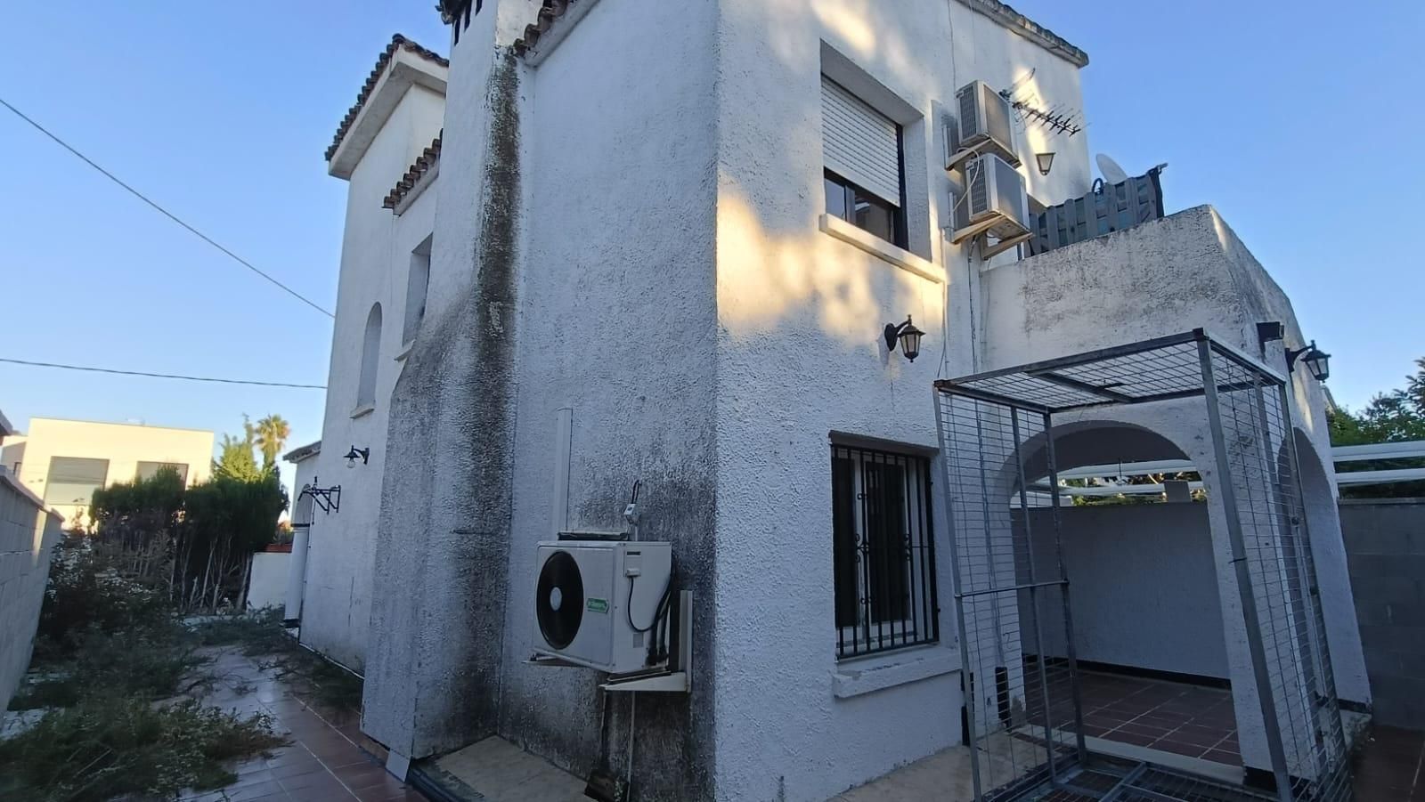 Vista exterior de Casa adosada en venda en Cambrils