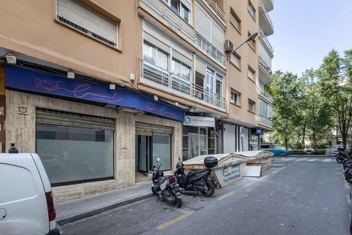 Vista exterior de Local de alquiler en  Granada Capital con Aire acondicionado