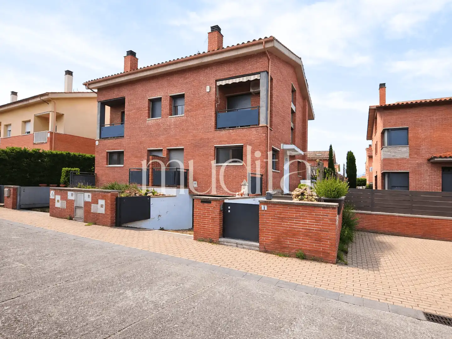 Vista exterior de Casa adosada en venda en Vic amb Calefacció, Jardí privat i Terrassa