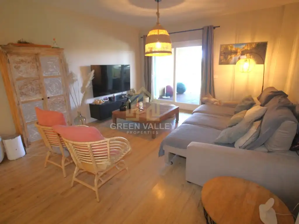 Wohnzimmer von Wohnungen zum Verkauf in Sotogrande mit Klimaanlage, Heizung und Privatgarten