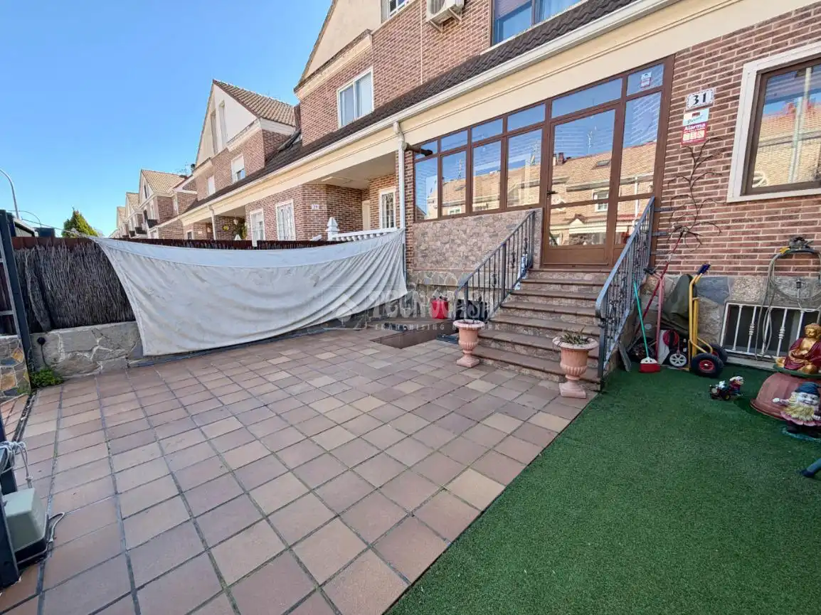 Terrasse von Einfamilien-Reihenhaus zum Verkauf in Azuqueca de Henares mit Klimaanlage und Heizung