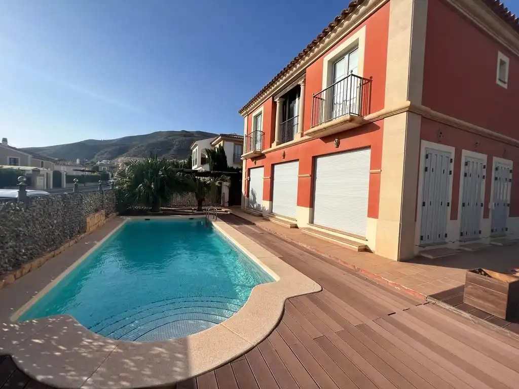 Casa amb piscina en venda a Carrer Dublin