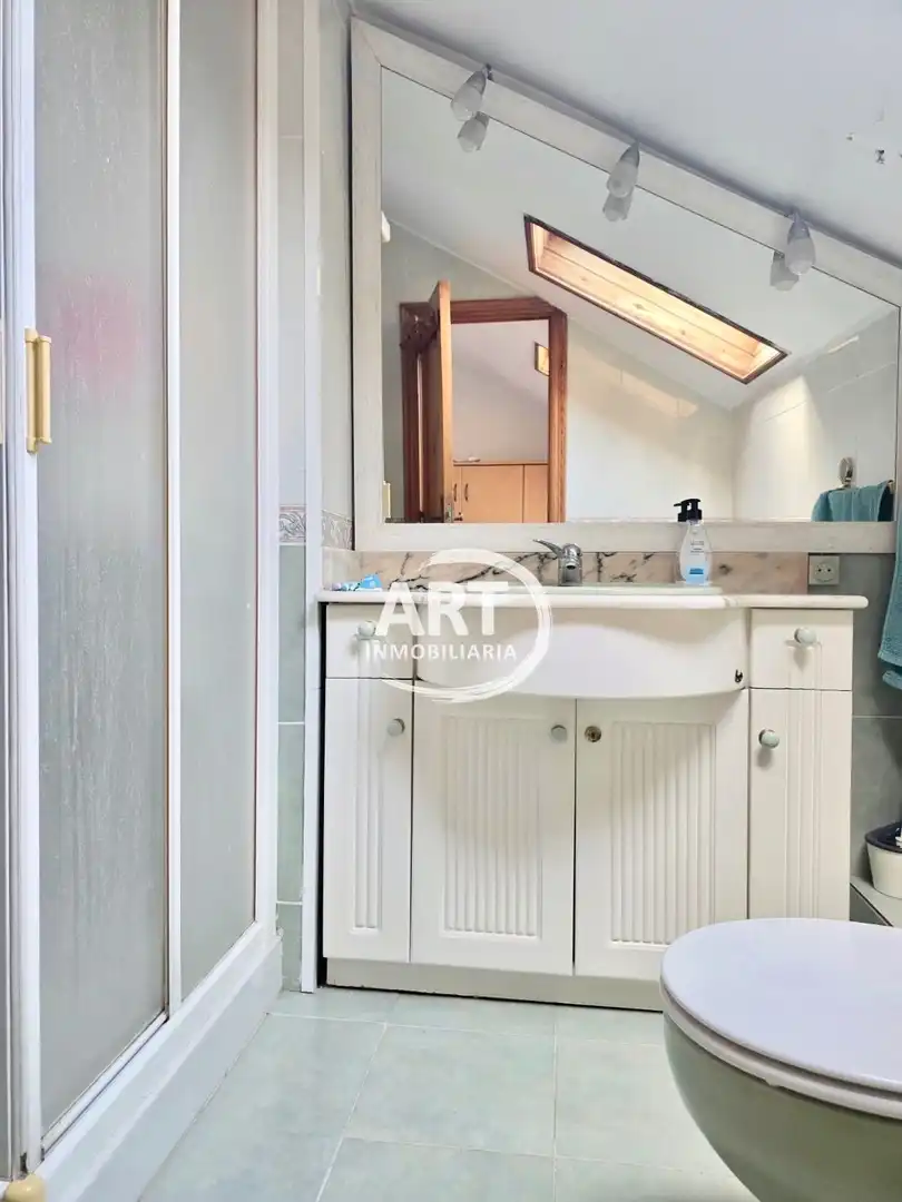 Badezimmer von Einfamilien-Reihenhaus zur Miete in Godella mit Klimaanlage, Heizung und Terrasse