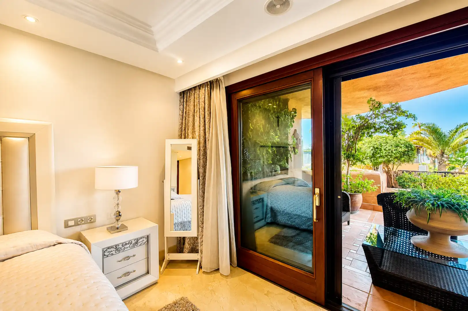 Dormitori de Apartament en venda en Estepona amb Aire condicionat, Terrassa i Moblat