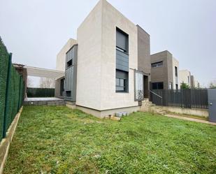 Vista exterior de Casa o xalet en venda en Villalbilla de Burgos amb Calefacció, Jardí privat i Parquet