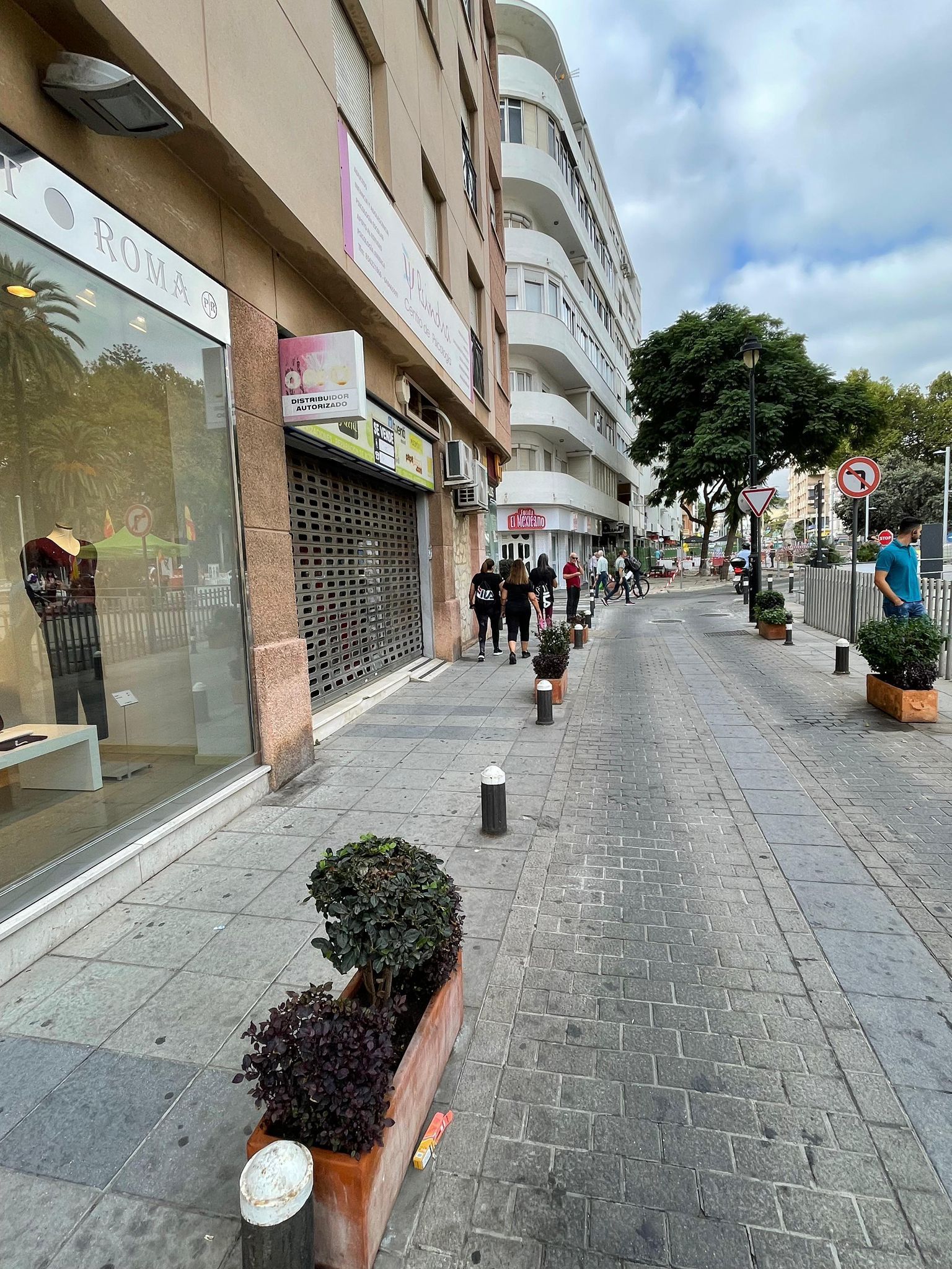 Vista exterior de Local en venda en Algeciras amb Aire condicionat