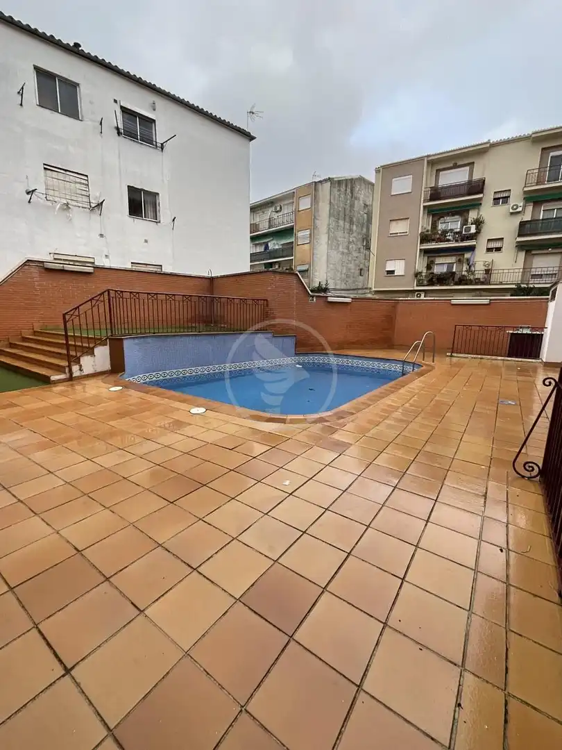 Schwimmbecken von Maisonette zum Verkauf in Linares mit Klimaanlage
