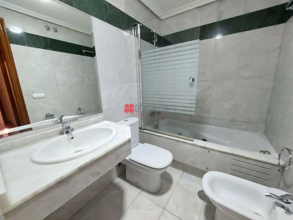 Badezimmer von Wohnung zur Miete in Castiñeiriño - Cruceiro de Sar