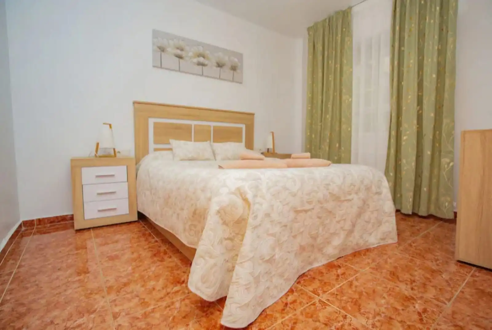 Habitación de Apartamento de alquiler en Torrevieja con Aire acondicionado, Amueblado y Internet