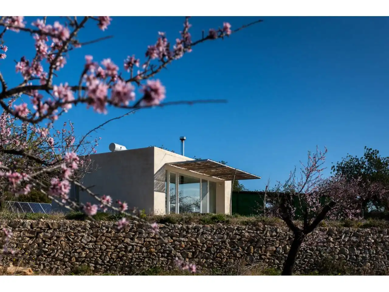 Vista exterior de Finca rústica en venda en Cervera del Maestre amb Jardí privat i Moblat