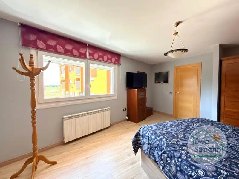 Habitación de Casa adosada en venta en Santovenia de Pisuerga con Calefacción y Terraza