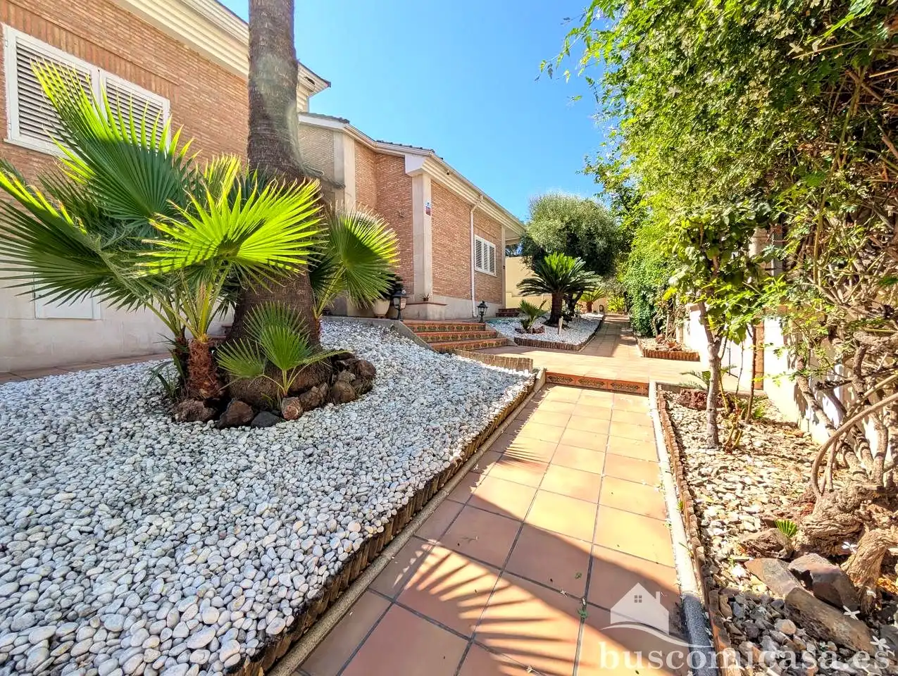 Vista exterior de Casa o xalet en venda en Linares amb Aire condicionat, Calefacció i Jardí privat