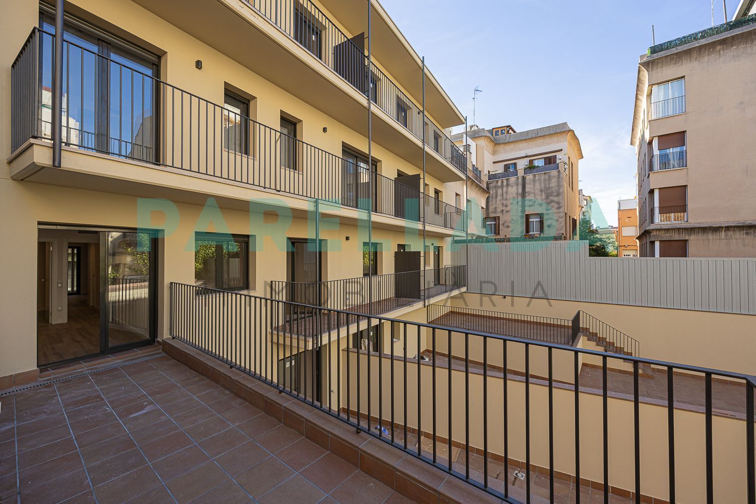 Vista exterior de Pis en venda en Badalona amb Aire condicionat i Terrassa