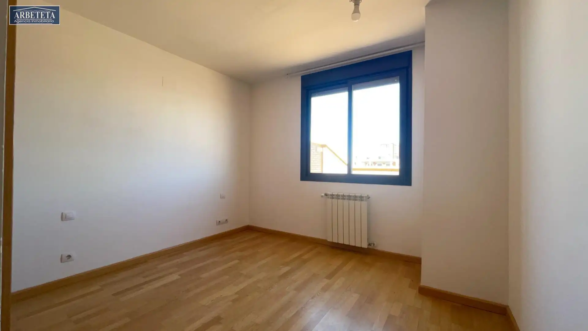 Habitación de Ático en venta en Guadalajara con Calefacción, Terraza y Trastero