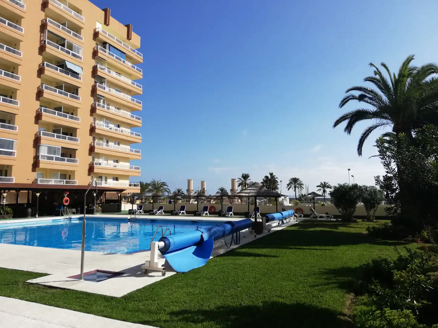 Schwimmbecken von Wohnung zum Verkauf in Fuengirola mit Klimaanlage, Terrasse und Möbliert