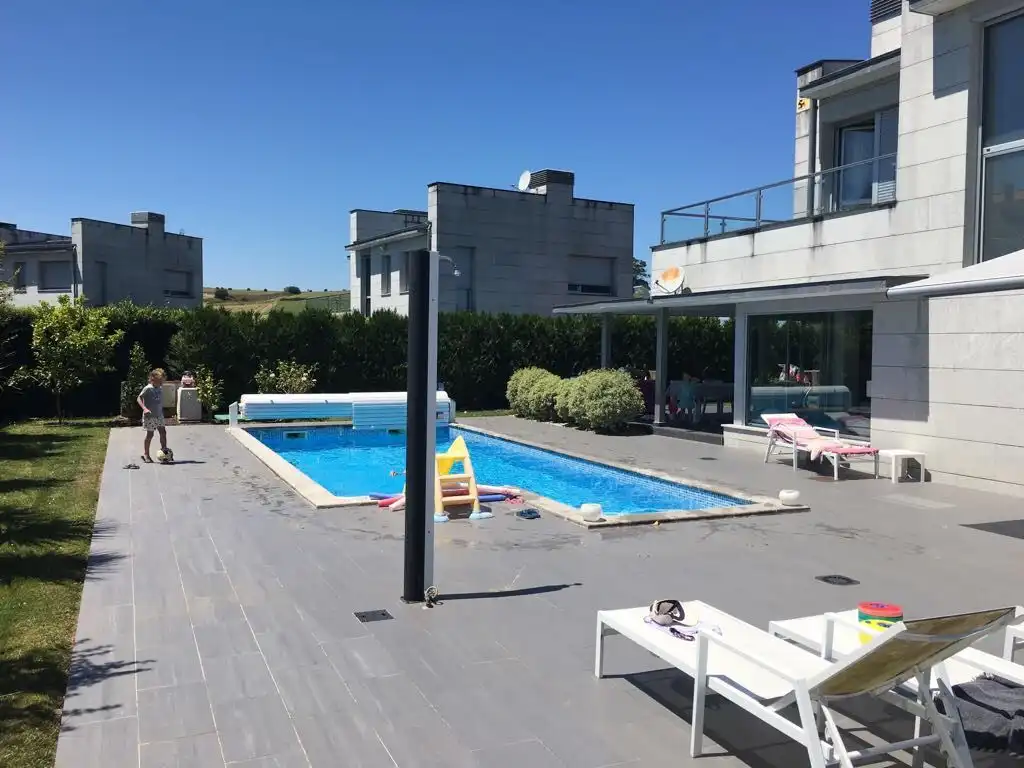 Maison avec piscine à vendre à Boo