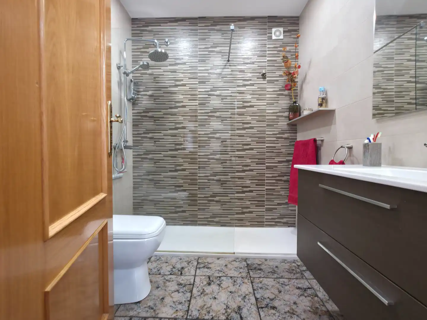 Baño de Casa o chalet en venta en Sant Vicenç Dels Horts con Aire acondicionado, Calefacción y Jardín privado