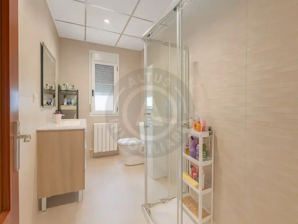 Bathroom of Houses for sale in Cáceres  with Swimming Pool, Oven and Washing machine